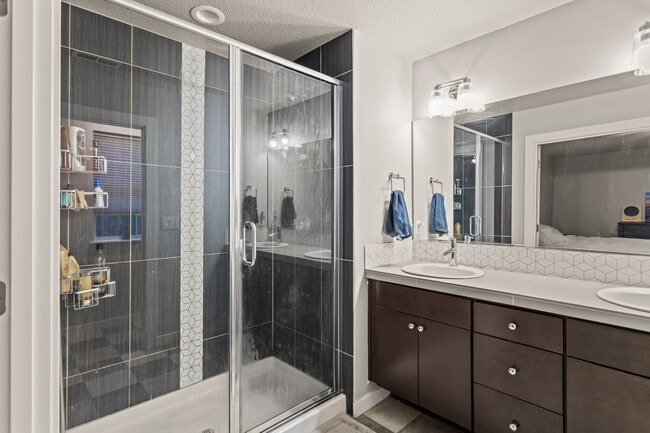 Building Photo - Available 4BR/4BATH Modern Home near Ash C...