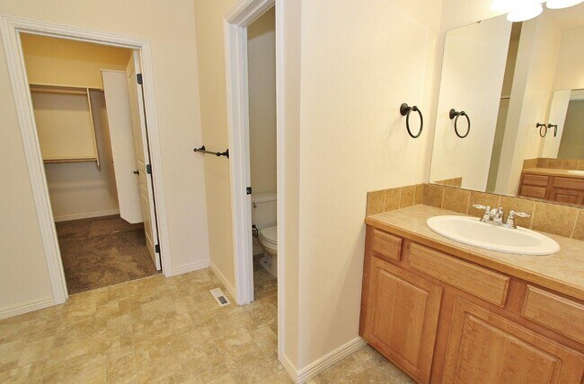 Building Photo - 2122 W Pine Ave