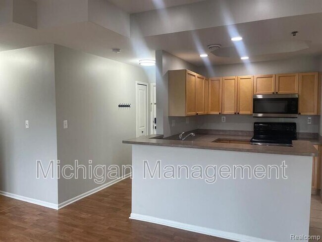 Building Photo - 2721 E Maple Rd