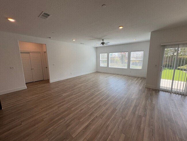 Building Photo - 241 E Tyler Ave