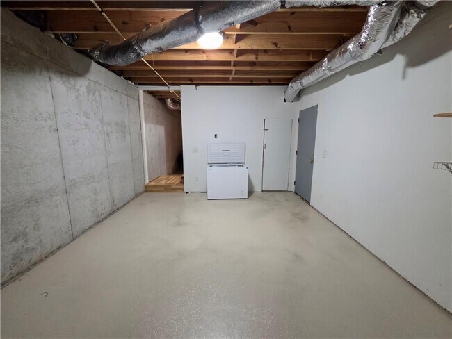 Building Photo - 3060 Glen Wallace Dr