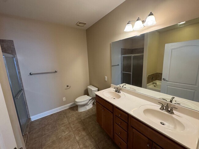 Building Photo - FOR RENT - Luxury Condo near downtown