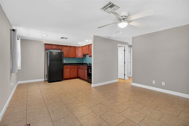 Building Photo - 3118 Pine Tree Ave