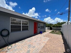 Building Photo - 556 Holly Dr