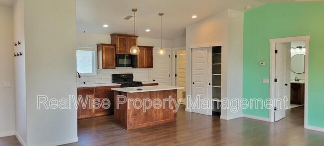 Building Photo - 1775 Daffodil Ln