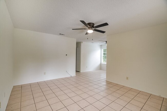 Building Photo - 10310 Little Pebble Dr