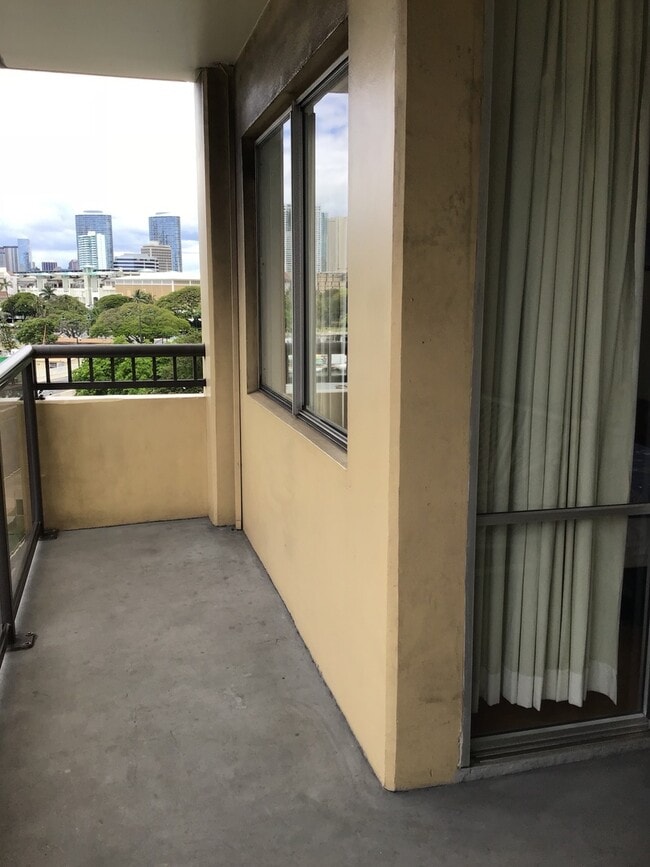 Building Photo - Ala Wai Terrace