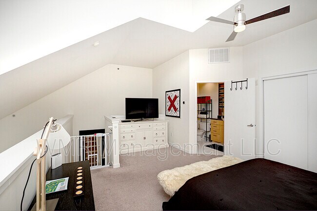 Building Photo - 2125 Southend Dr