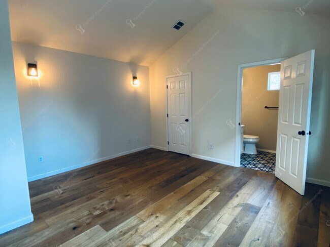 Building Photo - Desirable Modern & Charming Westside 2BR -...