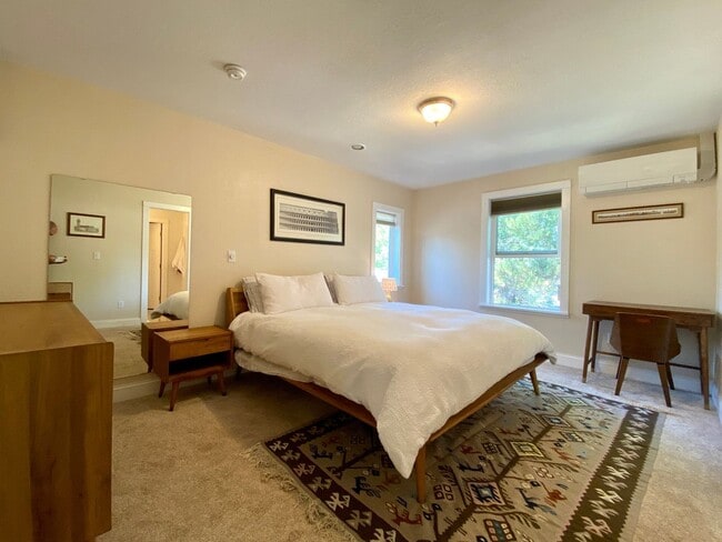 Building Photo - Short-Term Lease in Sunriver through May 31, 2026 - FALL SPECIAL $350.00 off first month rent wit...