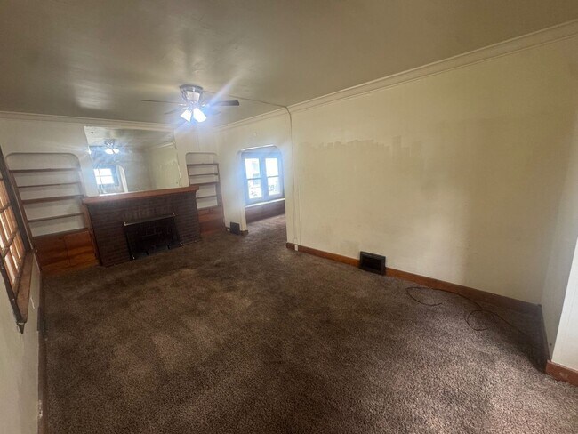 Building Photo - Charming 4-Bedroom Property in Prime Location