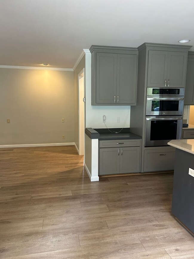 Building Photo - 3bd/2.5ba Redmond Home