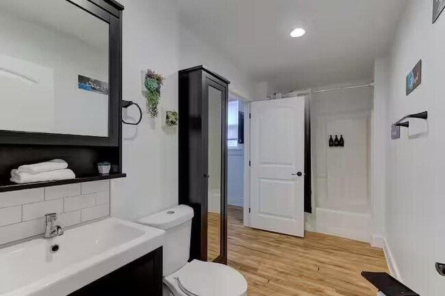 Building Photo - 2030 Young Ave