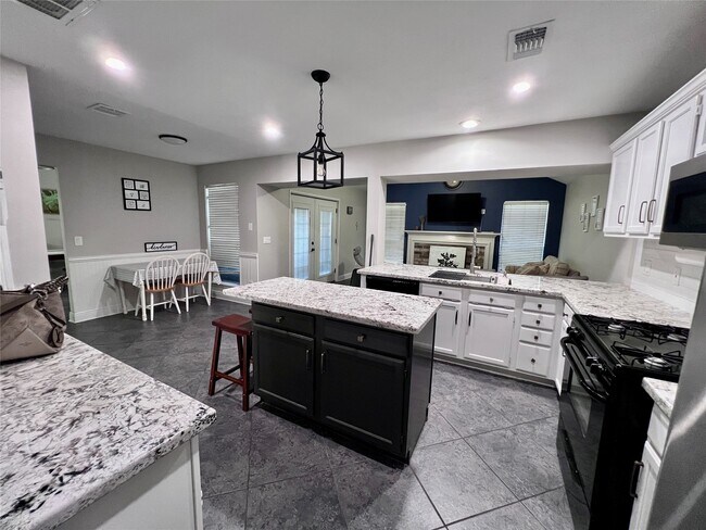 Building Photo - 7762 Pine Center Dr