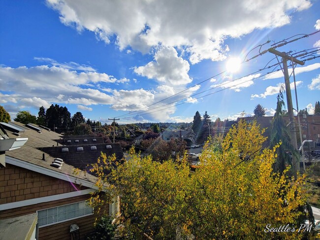 Building Photo - Stunning 3 Bedroom Townhouse in Greenlake!