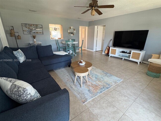 Building Photo - 333 Palm Cir