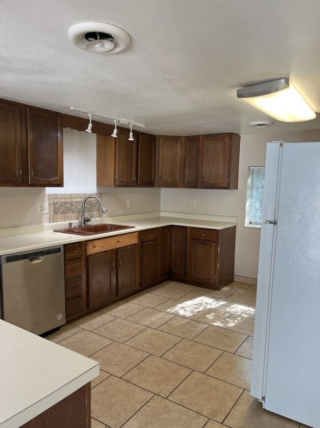 Building Photo - STUDENTS WELCOME! Spacious Ranch Home Across from City Park!