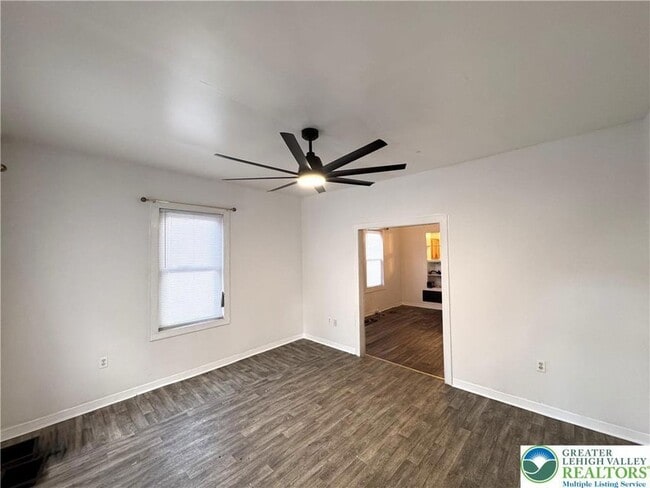 Building Photo - 527 Bradley St