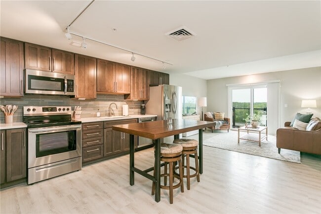 Building Photo - 205 Lakeshore Dr