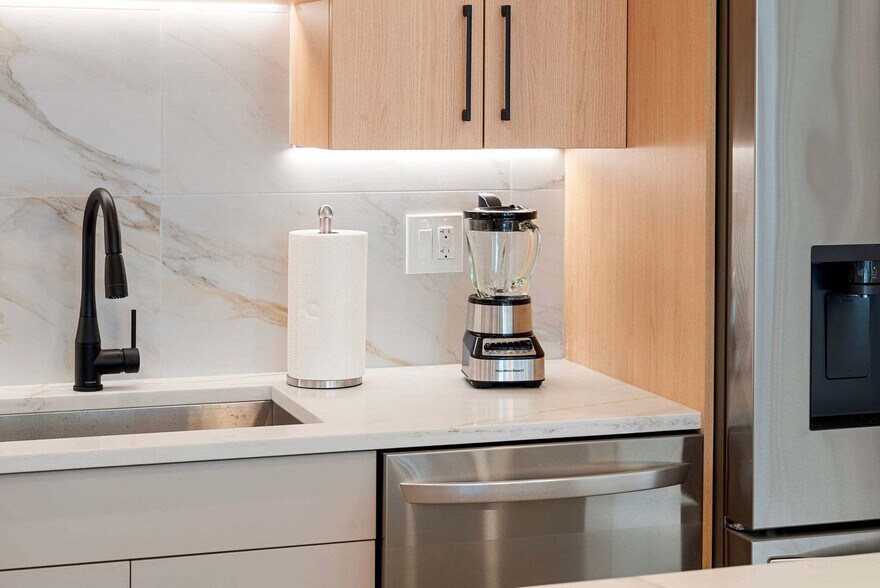 Building Photo - 2344 W Polk St