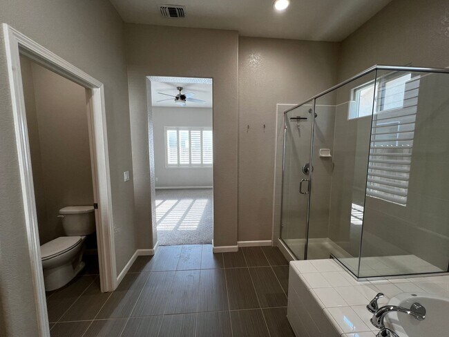 Building Photo - Beautiful 3 Bed, 2 Bath home in highly des...