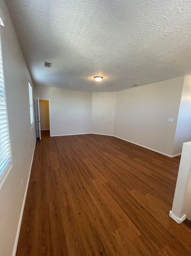 Building Photo - Immaculate 4 bdr, 2 1/2 bath w/2 car garag...