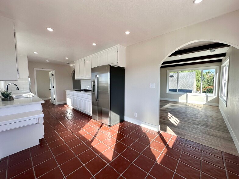 Building Photo - 770 W 2nd St