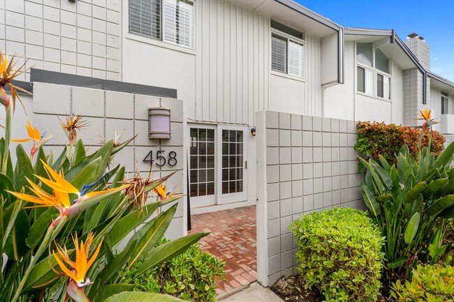 Building Photo - Upgraded 3 bed 2.5 bath Townhome in Newpor...