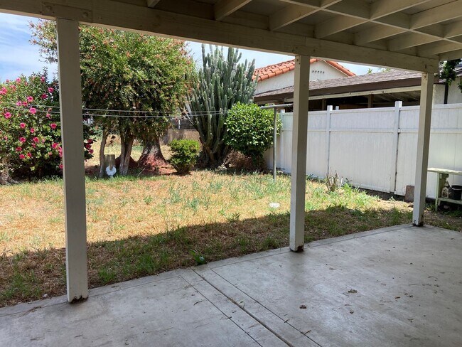 Building Photo - Cozy 3 Bedroom and 1 Bathroom in a good ar...