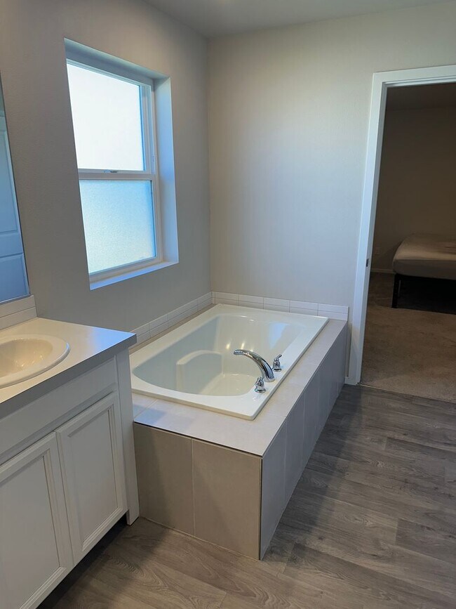 Building Photo - Pet friendly 4 bedroom 2.5 bath house!