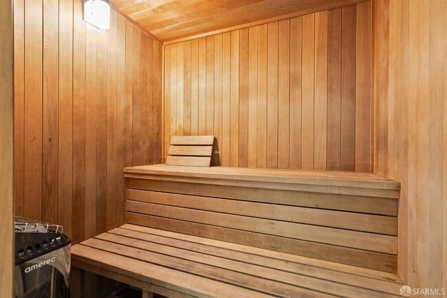 Building Photo - 260 King St