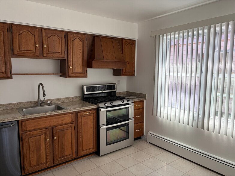 Building Photo - 424 Dewitt St