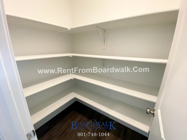 Building Photo - Single Family Home In Beautiful Community!