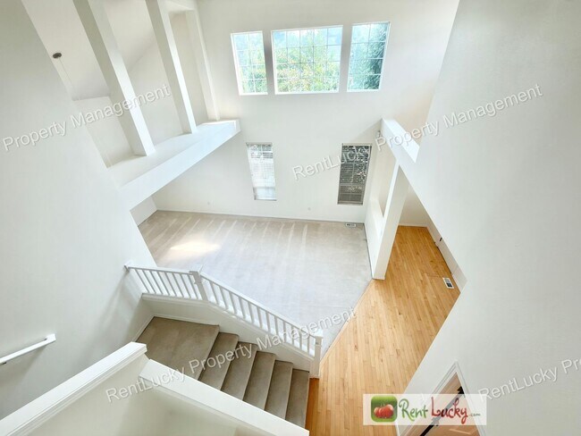 Building Photo - Beautiful 4 Bedroom Home in Lakeland Hills! High Ceilings, Natural Light, and Generous Layout!