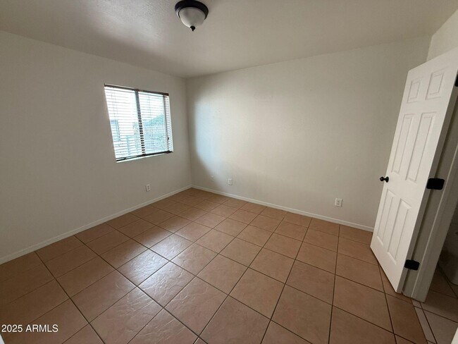 Building Photo - 712 E 17th St