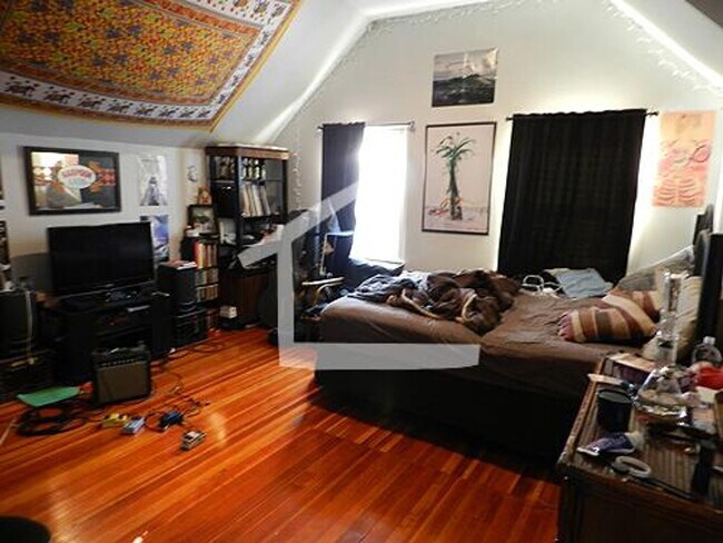 Building Photo - Large Apartment in Allston, Students Welcome! Pets Friendly. Laundry on a Site, Parking for Rent