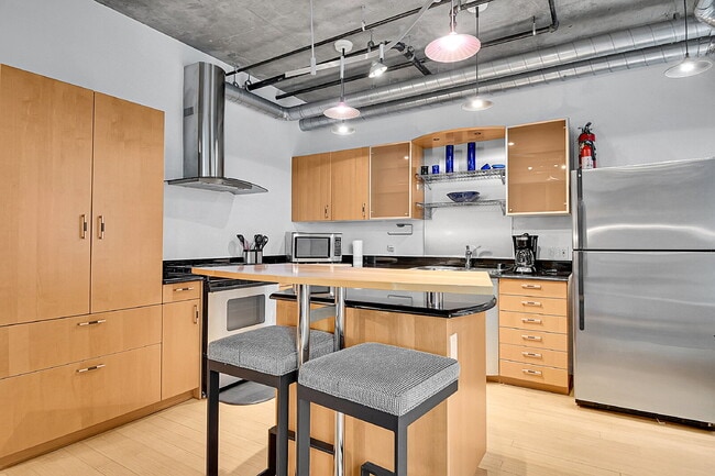 Building Photo - $1,850, 1 bed, 1.5 bath located in Denver ...