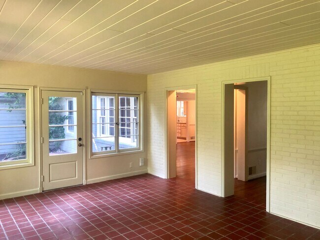 Building Photo - Stunning Midtown Home In Highly Desirable Bren Rose!