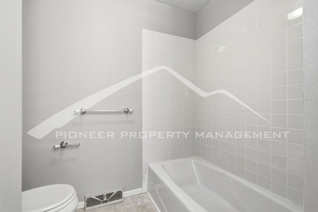 Building Photo - Spacious Home with 2 Car Garage and Centra...