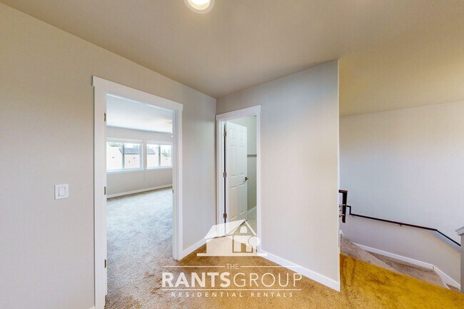 Building Photo - Beautiful 3 bedroom, 2.5 bath, 2-story home in Steilacoom Ridge