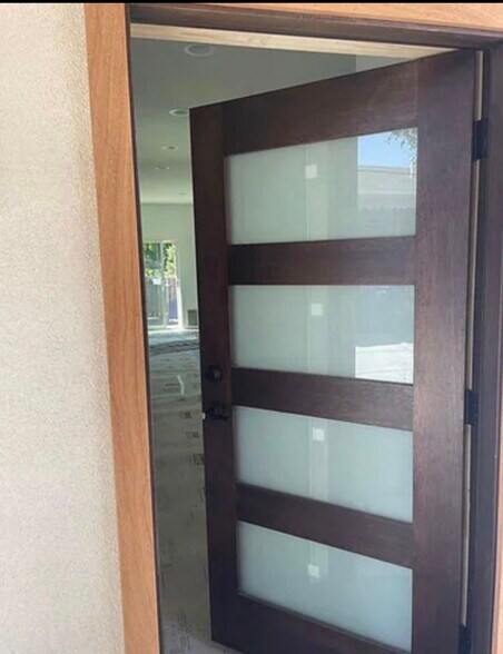 Building Photo - 69 Oak St