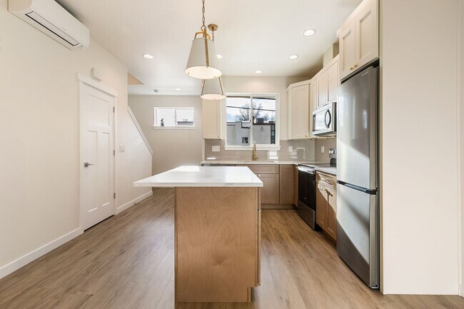 Building Photo - Halleck Townhomes Triplex