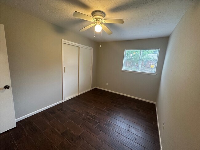 Building Photo - 9939 Valley Park Dr