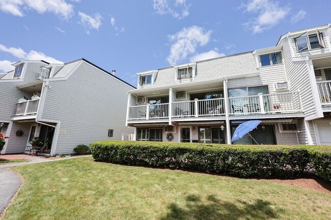 Building Photo - New for 2025! Newly Renovated Winter Renta...