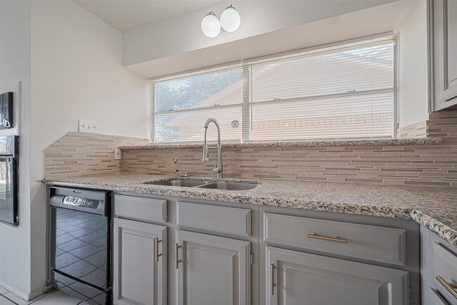 Building Photo - 2107 Creekshire Dr