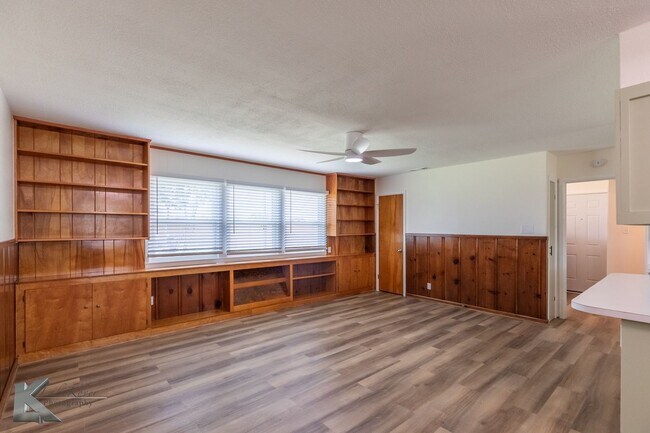 Building Photo - 4 BED, 2 BATH, 2 CAR GARAGE!
