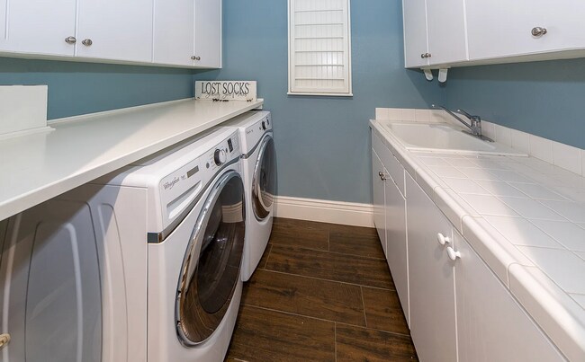 Building Photo - Stunning 5-Bedroom Castaic View Home for Rent!