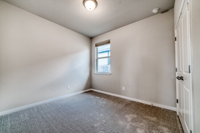 Building Photo - 101 Red Cedar Ct