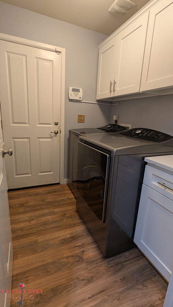 Building Photo - Flowing floorplan, minutes from I-5!!!