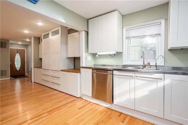 Building Photo - 4089 Longview Dr
